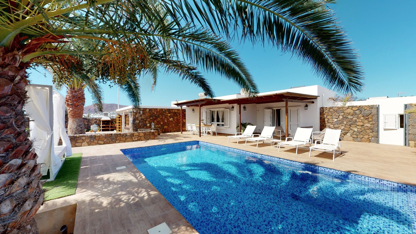 Detached villa with pool, guest house and garages near the centre of Playa Blanca