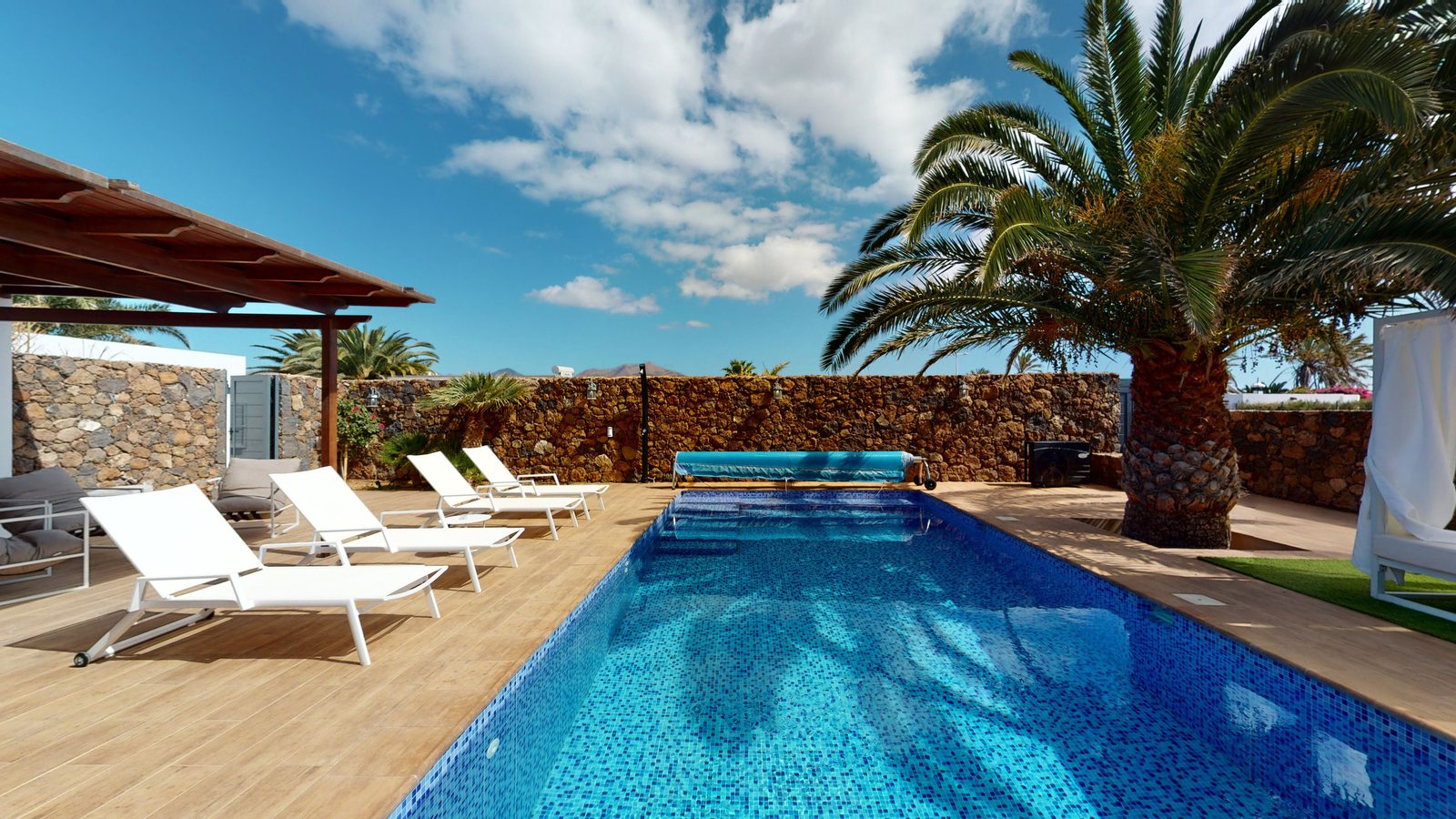 Photo 2 — Detached villa with pool, guest house and garages near the centre of Playa Blanca