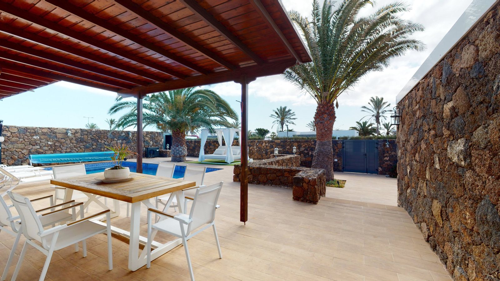 Photo 4 — Detached villa with pool, guest house and garages near the centre of Playa Blanca
