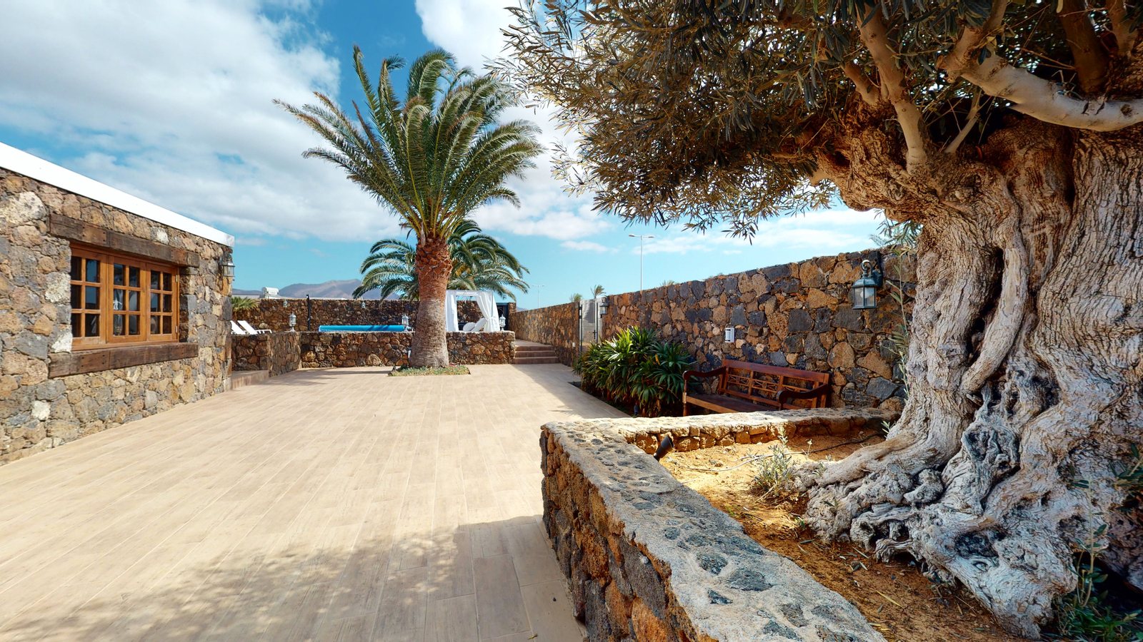 Photo 15 — Detached villa with pool, guest house and garages near the centre of Playa Blanca